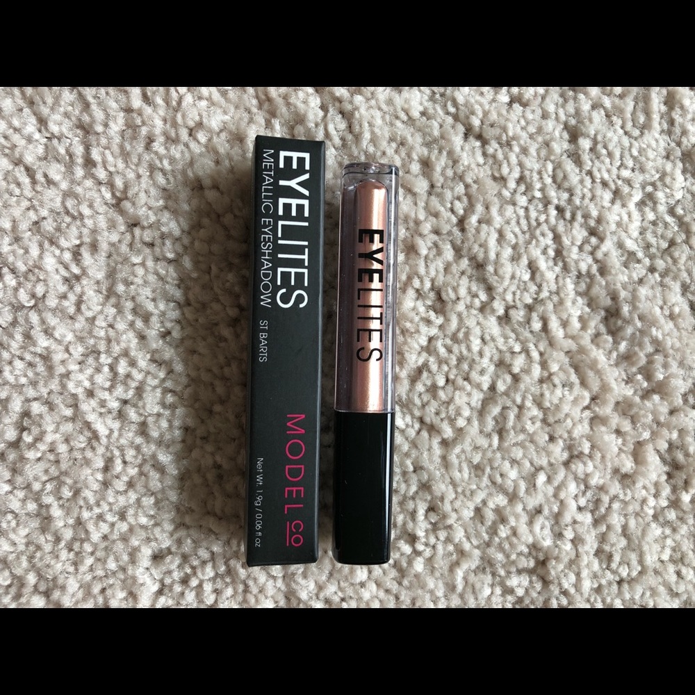 Metallic eye shadow